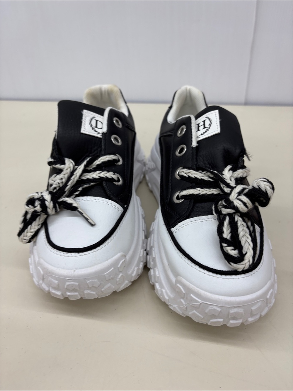 OU Xing Black & White Platform Sneakers for Women - Picture 2 of 7